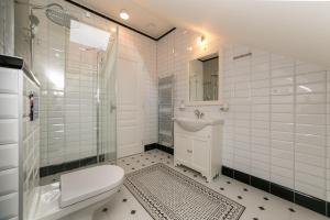 A bathroom at New apartment 6 - self check in, free parking Még 11 kép