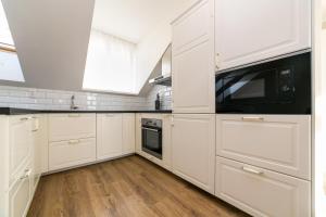 A kitchen or kitchenette at New apartment 6 - self check in, free parking
