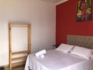 meu xodo في ببرانا: غرفة نوم بسرير وملاءات بيضاء ومرآة