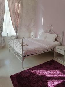 Postel nebo postele na pokoji v ubytování Citalna Rooms