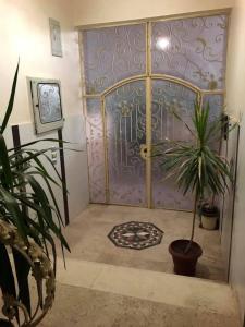 eine lila Tür mit einer Topfpflanze davor in der Unterkunft Sunny sea in Al-Qusair