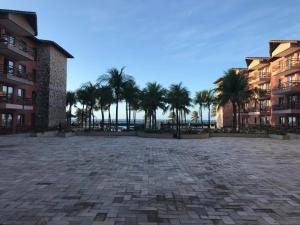 dziedziniec w ośrodku z palmami w obiekcie Kariri Beach - Suíte Standard w mieście Cumbuco