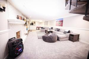 Χώρος καθιστικού στο Luxury 5 bedroom home with Pool.