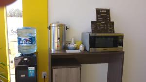 a kitchen with a counter with a microwave and a blender at CHECK INN HOSTAL AEROPUERTO GDL in Guadalajara