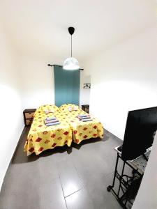 - une chambre avec un lit et une couverture jaune dans l'établissement Mexico, à Albufeira