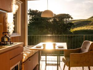 a kitchen with a table and a window at Refúgio Casa de Pedra in Cambará