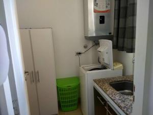 una pequeña cocina con fregadero y microondas en La Casa de Matilde en Salta