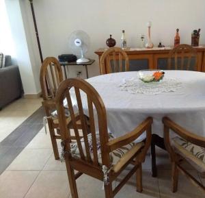 una mesa con sillas y un bol de fruta en ella en La Casa de Matilde en Salta