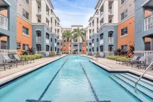 マイアミにあるDharma Home Suites South Miami at Red Road Commonsのアパートメントビルの中庭にあるスイミングプール