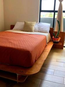 ein Bett mit einem Holzrahmen in einem Zimmer in der Unterkunft México Querido ,Arena Ciudad de México in Mexiko-Stadt