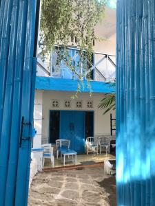 una puerta azul delante de una casa en The House Hostel, en Gili Trawangan