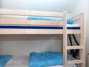 een stapelbed met blauwe stapelbedden in een kamer bij Holiday Home Haregade II in Hovborg