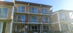 un gran edificio de ladrillo con balcones en un lateral. en El Faro Apart en Colón