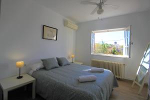 a bedroom with a bed with two pillows on it at Chalet CasaTuris en Urb. La Font Sant Joan d´Alacant CH102 in San Juan de Alicante