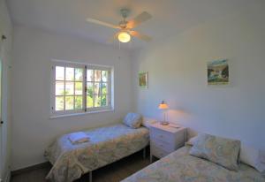 Łóżko lub łóżka w pokoju w obiekcie Chalet CasaTuris en Urb. La Font Sant Joan d´Alacant CH102