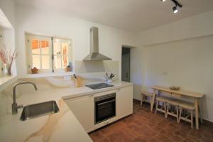 Kuchnia lub aneks kuchenny w obiekcie Chalet CasaTuris en Urb. La Font Sant Joan d´Alacant CH102