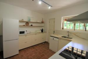Kuchnia lub aneks kuchenny w obiekcie Chalet CasaTuris en Urb. La Font Sant Joan d´Alacant CH102