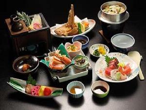 和美再美 石動 柏屋 Wabisabi Isurugi Kashiwaya في Oyabe: طاولة عليها العديد من أطباق الطعام