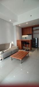Kuchyň nebo kuchyňský kout v ubytování Apartemen 2BR City View Transpark