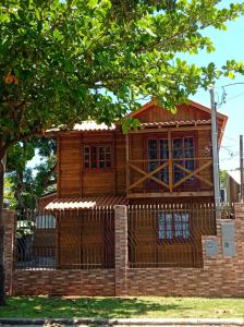 una casa con una valla delante de ella en Sobrado Rustico iguacu, en Foz do Iguaçu