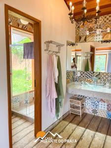 ein Ankleidezimmer mit einem Spiegel und einem Fenster in der Unterkunft Casa Mirante do Prata no Vale das Videiras in Araras Petropolis