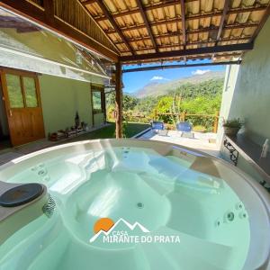 eine Whirlpool-Badewanne in einem Haus mit Aussicht in der Unterkunft Casa Mirante do Prata no Vale das Videiras in Araras Petropolis