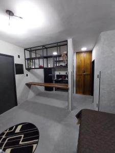 um quarto com uma secretária e uma cozinha em FLAT PALLADIUM - DE FRENTE - novo em São Vicente