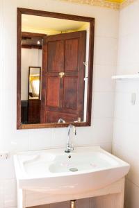 y baño con lavabo y espejo. en Mekong Chidlatda Villa en Luang Prabang