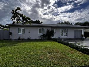 ein weißes Haus mit einer Palme im Hof in der Unterkunft Lovely & Modern Room in Miami in Miami