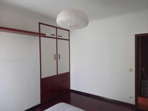 聖佩羅德姆的住宿－A Casa de São Pedro de Moel，卧室拥有白色的墙壁、一张床和一盏灯