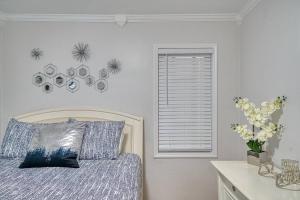 Afbeelding uit fotogalerij van Beautiful Modern home with all year use HOT TUB, Pool table, Game room, & Propane fire pit!! in Ferndale