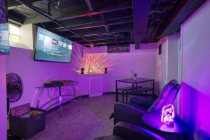 Afbeelding uit fotogalerij van Beautiful Modern home with all year use HOT TUB, Pool table, Game room, & Propane fire pit!! in Ferndale +44 foto's