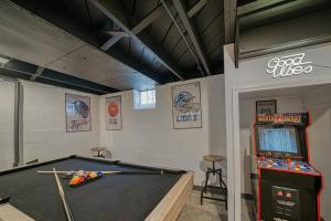 Afbeelding uit fotogalerij van Beautiful Modern home with all year use HOT TUB, Pool table, Game room, & Propane fire pit!! in Ferndale