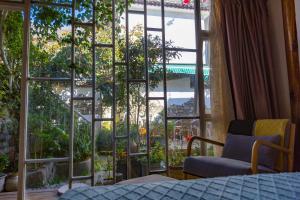 Un lugar para sentarse en Honglin Houseg虹林的小院 防疫整栋 古城里温馨私家小院 享受大理慢时光 树下喝茶聊天 烧烤娱乐自助厨房 休闲好去处