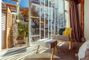 Un balcón o terraza en Honglin Houseg虹林的小院 防疫整栋 古城里温馨私家小院 享受大理慢时光 树下喝茶聊天 烧烤娱乐自助厨房 休闲好去处