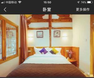Una cama o camas en una habitación de Honglin Houseg虹林的小院 防疫整栋 古城里温馨私家小院 享受大理慢时光 树下喝茶聊天 烧烤娱乐自助厨房 休闲好去处