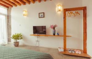 Una televisión o centro de entretenimiento en Honglin Houseg虹林的小院 防疫整栋 古城里温馨私家小院 享受大理慢时光 树下喝茶聊天 烧烤娱乐自助厨房 休闲好去处