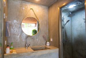 y baño con lavabo y espejo. en Honglin Houseg虹林的小院 防疫整栋 古城里温馨私家小院 享受大理慢时光 树下喝茶聊天 烧烤娱乐自助厨房 休闲好去处 en Dali