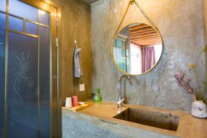 Un baño de Honglin Houseg虹林的小院 防疫整栋 古城里温馨私家小院 享受大理慢时光 树下喝茶聊天 烧烤娱乐自助厨房 休闲好去处