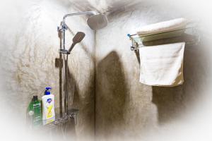Un baño de Honglin Houseg虹林的小院 防疫整栋 古城里温馨私家小院 享受大理慢时光 树下喝茶聊天 烧烤娱乐自助厨房 休闲好去处
