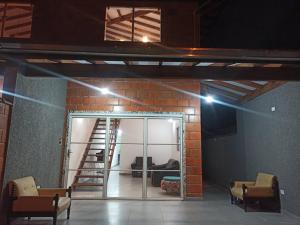 Pokój z klatką schodową i ceglaną ścianą w obiekcie Casa em Ubatuba. w mieście Ubatuba