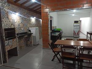 kuchnia i jadalnia ze stołem i krzesłami w obiekcie Casa em Ubatuba. w mieście Ubatuba
