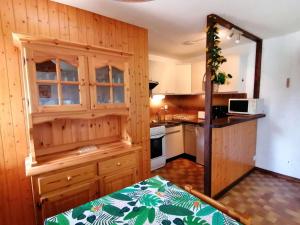 uma cozinha com armários de madeira e uma bancada em Appartement Le Grand-Bornand, 2 pièces, 4 personnes - FR-1-241-241 em Le Grand-Bornand