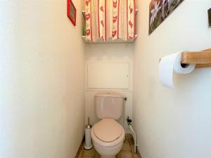 ブリアンソンにあるStudio cosy avec balcon, proche centre et télécabine – Briançon - FR-1-330C-137の小さなバスルーム(トイレ、ロール紙付)