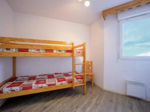 sypialnia z 2 łóżkami piętrowymi i oknem w obiekcie Appartement Peyragudes, 4 pièces, 12 personnes - FR-1-695-8 w mieście Germ