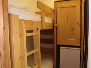 Cette chambre comprend 2 lits superposés et un placard. dans l'établissement Appartement Vars-Sainte-Marie, 1 pièce, 4 personnes - FR-1-330B-202, à Vars