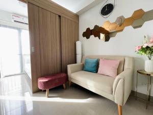 sala de estar con sofá y silla en Sakan 5-Star Quality Condotel en Manila