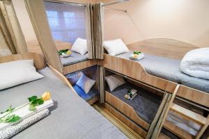 2 Etagenbetten in einem Schlafsaal mit in der Unterkunft Hostel Platskart in Minsk