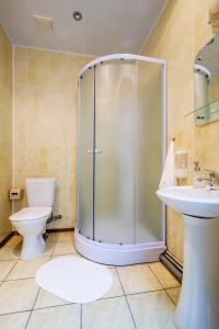 La salle de bains est pourvue d'une douche, de toilettes et d'un lavabo. dans l'établissement Hostel Platskart, à Minsk