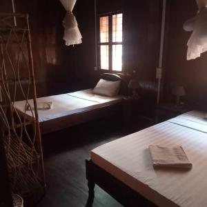桔井Nomad Guesthouse的有两张床和一扇窗户的房间